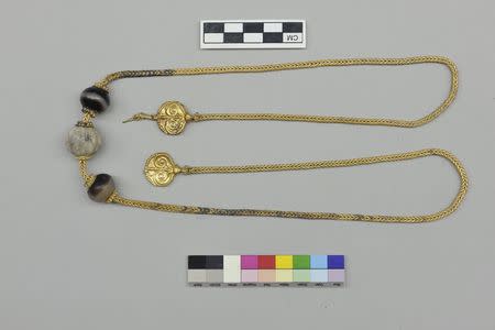 A golden chain found inside an ancient tomb dated circa 1500 B.C in the southeastern city of Pylos, Greece, is seen in this handout picture provided by the Greek Culture Ministry, October 26, 2015. REUTERS/Greek Culture Ministry/Handout via Reuters