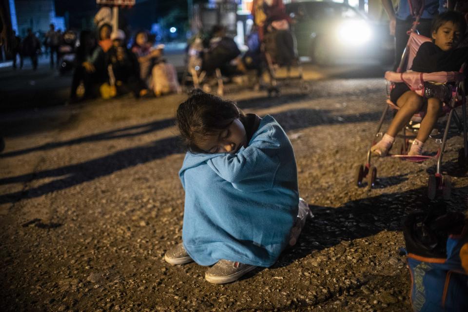 Un alto en la caravana de migrantes hondureños que se dirigen a Estados Unidos, entre las ciudades mexicanas de Mapastepec y Pijijiapan el 25 de octubre de 2018 (AFP | PEDRO PARDO)