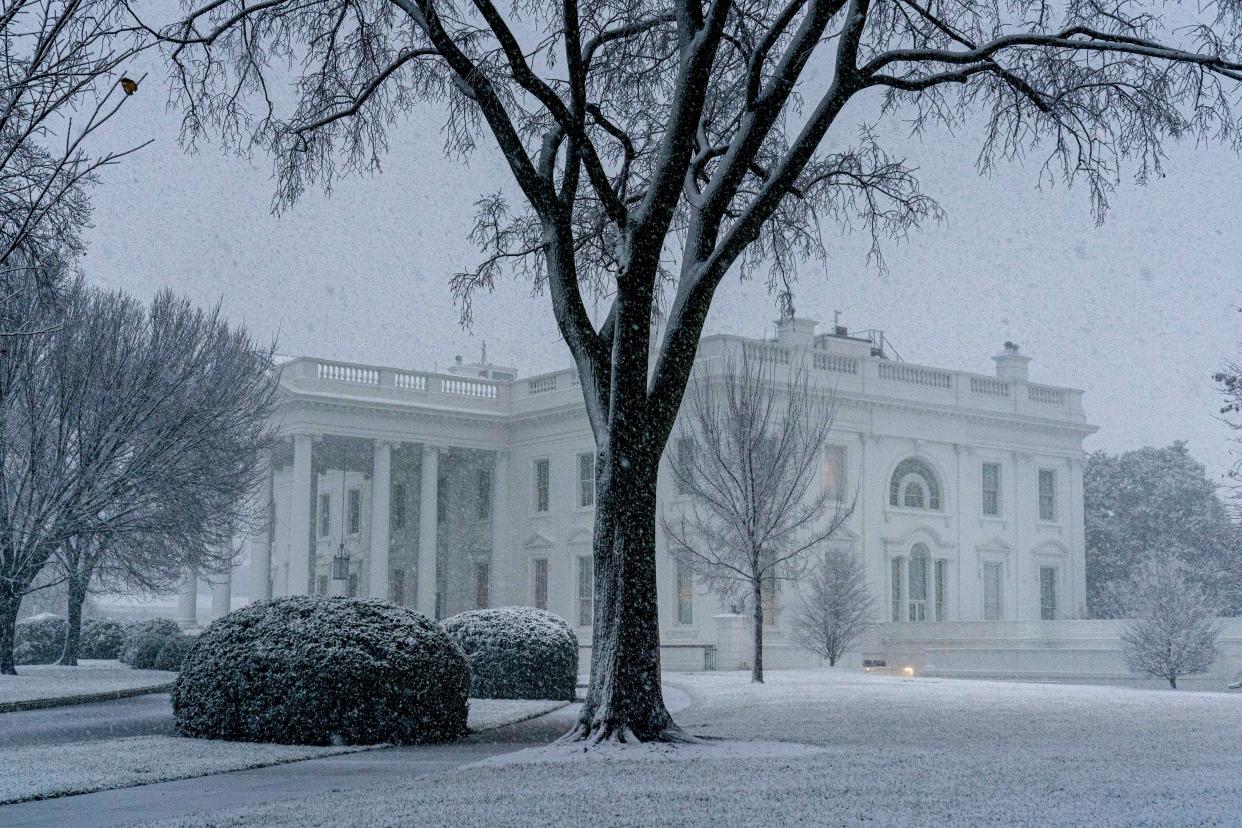 Snow falls at the White House on Jan. 3, 2022.