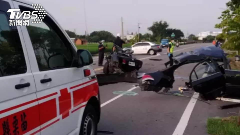 一輛轎車自撞燈桿，車體當場斷成兩截。（圖／民眾提供）