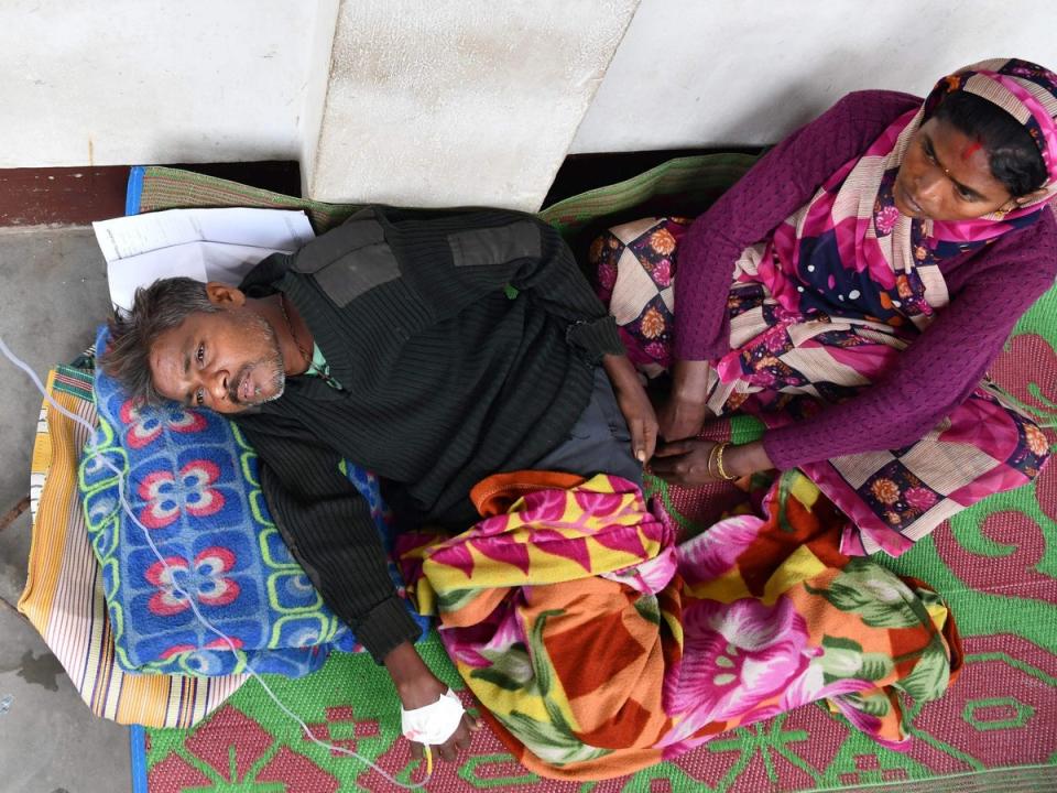 Ein indischer Patient, der giftigen illegalen Alkohol getrunken hat, wird im Kushal Konwar Civil Hospital im Distrikt Golaghat im nordostindischen Bundesstaat Assam (AFP) behandelt.