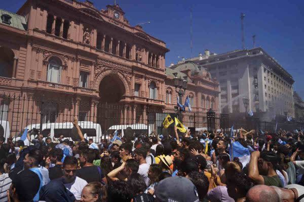 Simpatizantes de Javier Milei durante la toma de protesta como presidente de Argentina