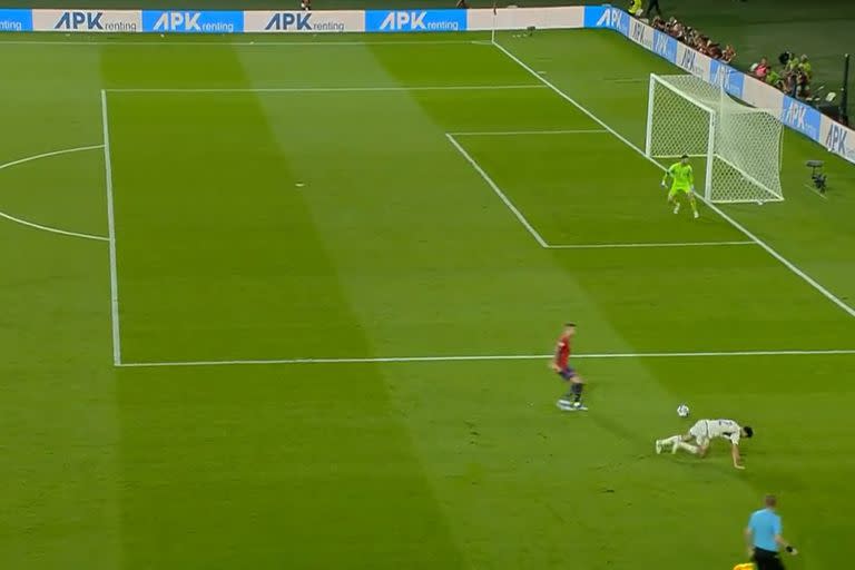 Aaron Hickey se tropezó cuando tenía la pelota, Joselu se la roba y la jugada terminará en un gol en contra de Ryan Porteous, para el 2-0 de España a Escocia en Sevilla, en la eliminatoria para la Eurocopa.