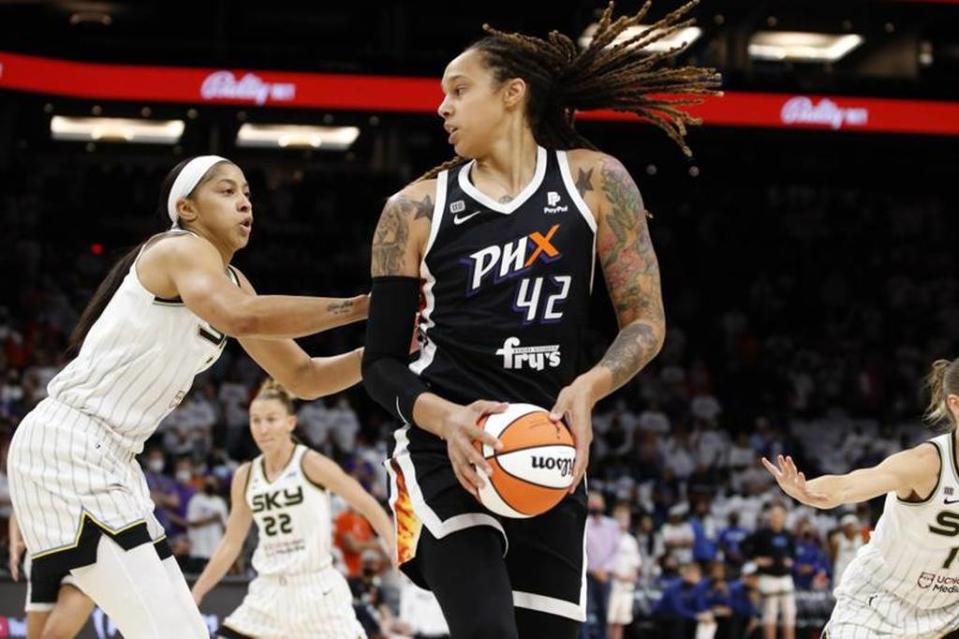 美國女籃WNBA水星隊中鋒Brittney Griner(中)持球進攻。（美聯社資料照）