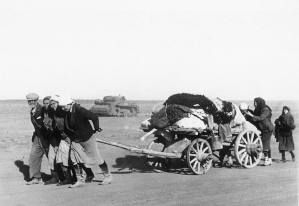 Una familia huye de Stalingrado en octubre de 1942. <a href="https://commons.wikimedia.org/wiki/File:Bundesarchiv_Bild_183-J19568,_Bei_Stalingrad,_russische_Fl%C3%BCchtlinge.jpg" rel="nofollow noopener" target="_blank" data-ylk="slk:Wikimedia Commons / Bundesarchiv / Friedrich Gehrmann;elm:context_link;itc:0;sec:content-canvas" class="link ">Wikimedia Commons / Bundesarchiv / Friedrich Gehrmann</a>, <a href="http://creativecommons.org/licenses/by-sa/4.0/" rel="nofollow noopener" target="_blank" data-ylk="slk:CC BY-SA;elm:context_link;itc:0;sec:content-canvas" class="link ">CC BY-SA</a>