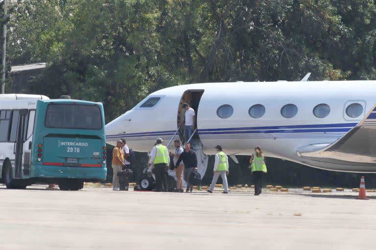 Ricky Martin bajando de un jet privado tras su presentación en Montevideo, Uruguay 