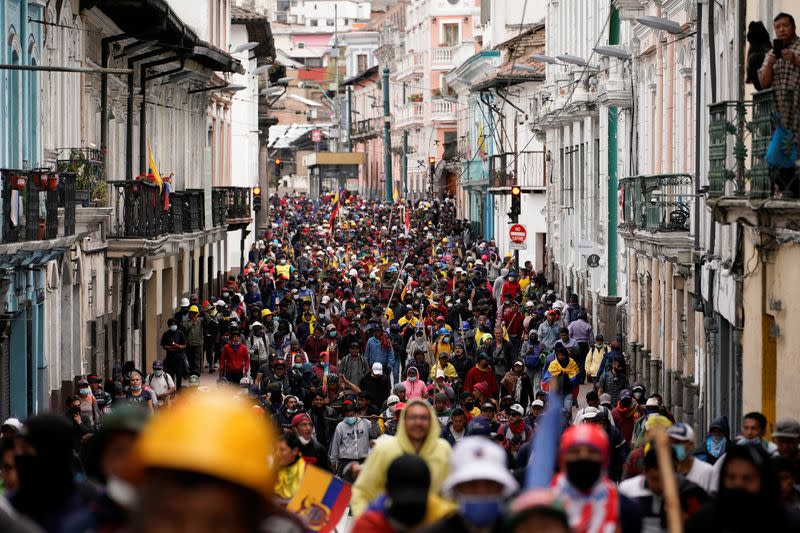 IMAGEN DE ARCHIVO. Manifestantes marchan para exigir que el presidente Guillermo Lasso aborde los aumentos de precios del combustible, los alimentos y otros productos básicos que han provocado 10 días de manifestaciones en todo el país, en Quito, Ecuador