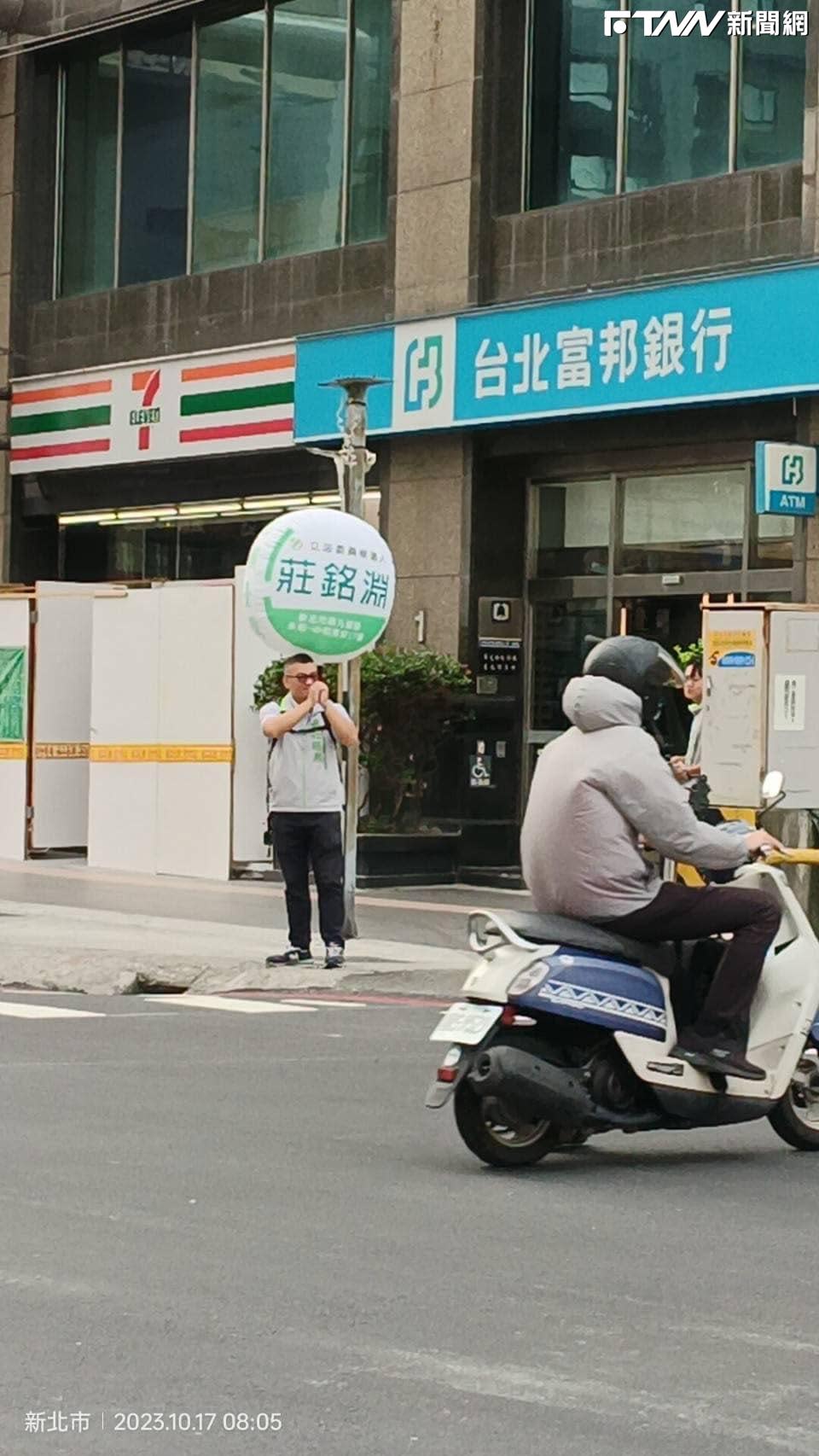 莊銘淵背著選舉氣球走遍選區大街小巷。（圖／莊銘淵臉書）