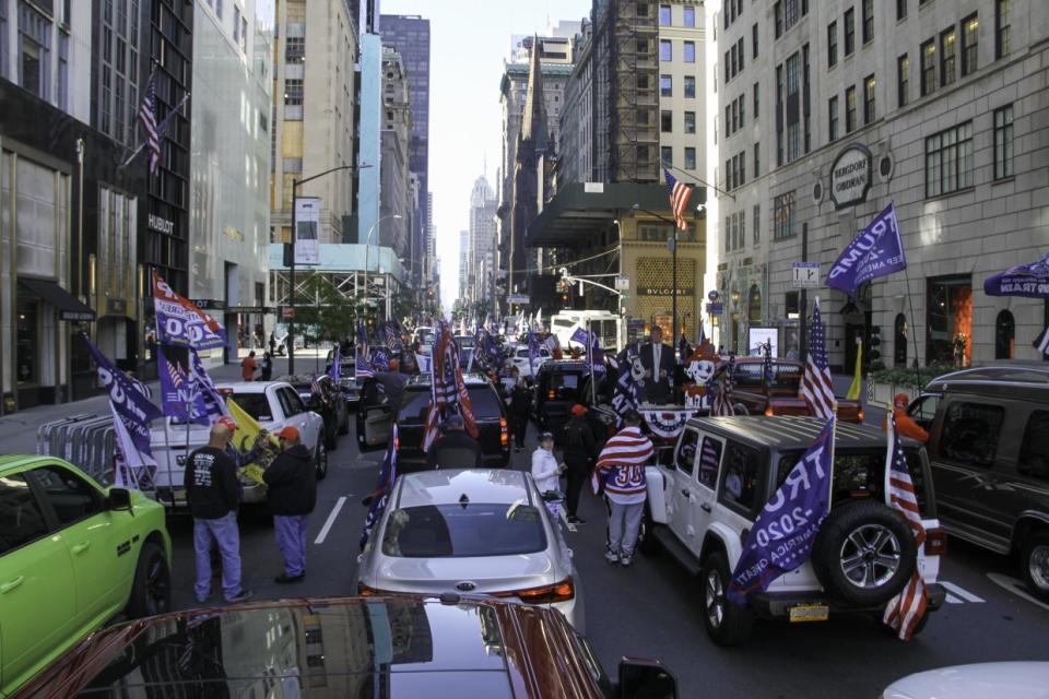 全美各地都有群眾發起為川普祈禱活動，圖為民眾在紐約第五大道上的集會。   圖：翻攝自美國主持人Dan Cirucci推特