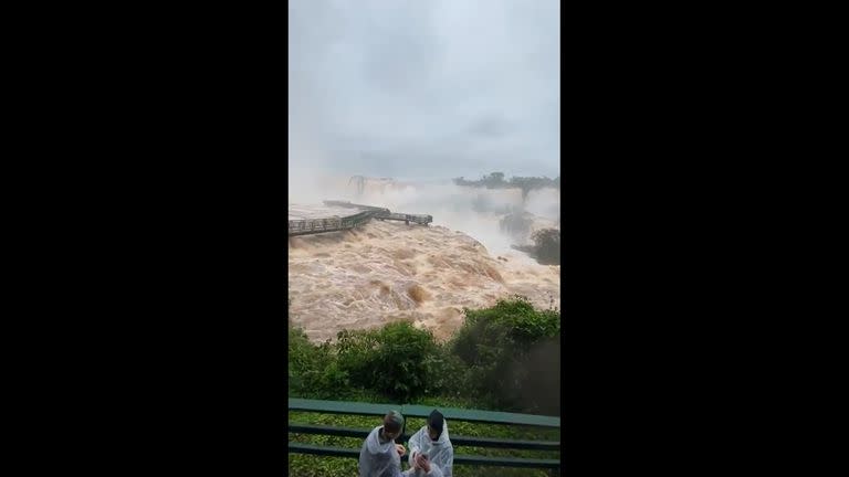 Impresionante crecida en las Cataratas: la furia del agua derribó algunos tramos de las pasarelas