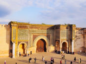 Mequinez no atrae tantos extranjeros como Marrakech o Rabat, pero el centro de esta ciudad del norte de Marruecos fue nombrado Patrimonio de la Humanidad por su arquitectura y su diseño urbano. Entre sus monumentos, destaca el Bab Mansour, la puerta más grande del norte de África o el mausoleo de Mulay Ismaíl, que abrió recientemente al público tras años de restauración. (Foto: Getty Images).