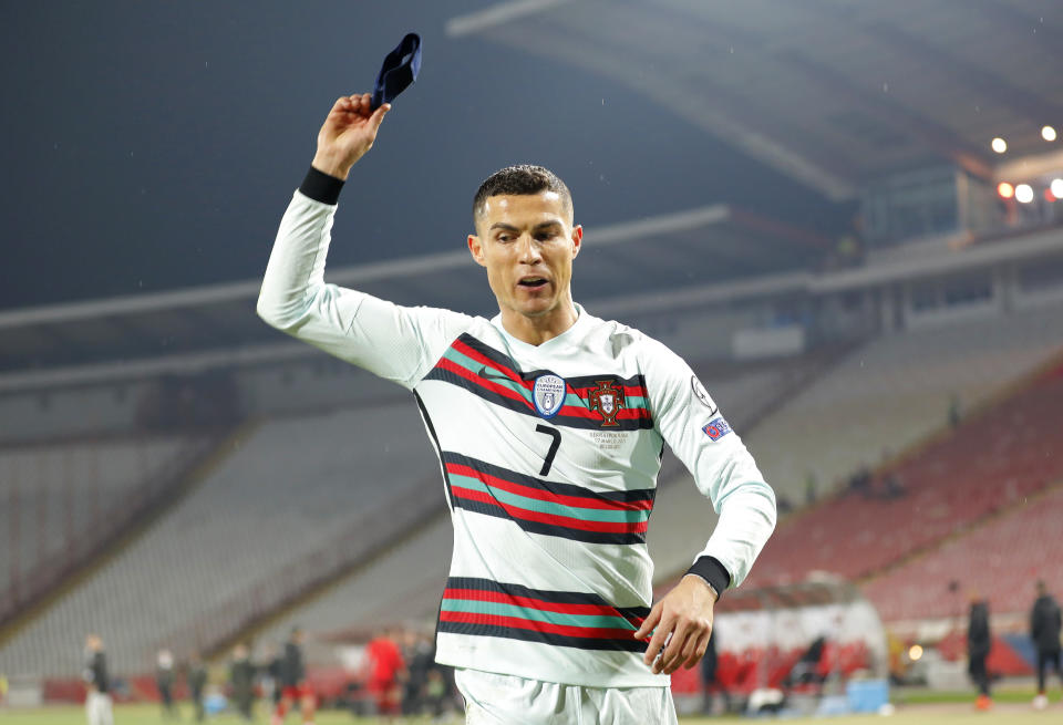 Cristiano Ronald lanzando su brazalete de capitán al césped. (Photo by Srdjan Stevanovic/Getty Images)