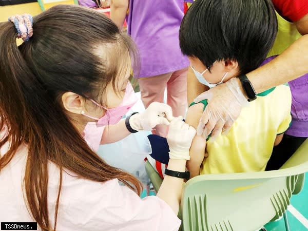 新北校園即日起開打流感疫苗，衛生局呼籲市民配合疫苗分批施打時程儘速接種。（圖：新北衛生局提供）