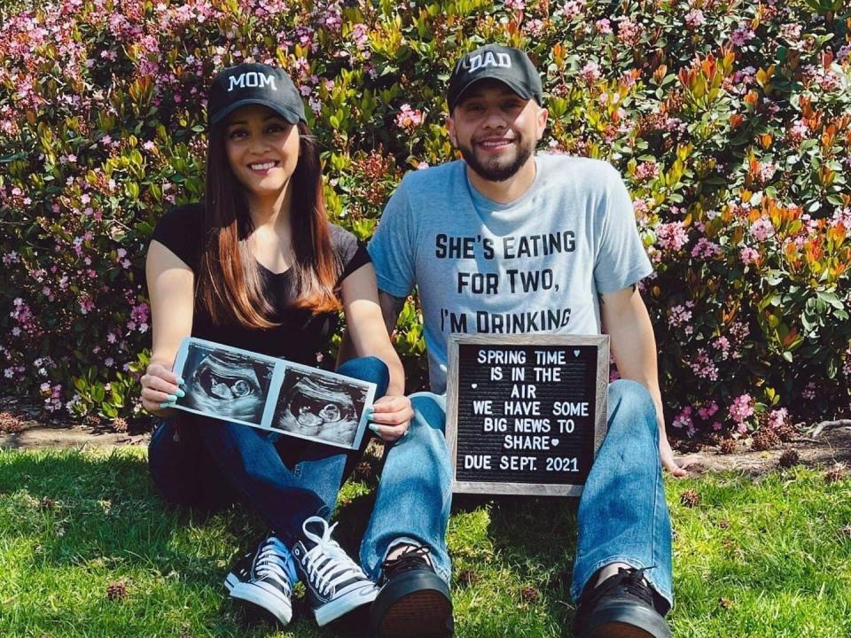 Melissa and Jason Diaz announcing their pregnancy