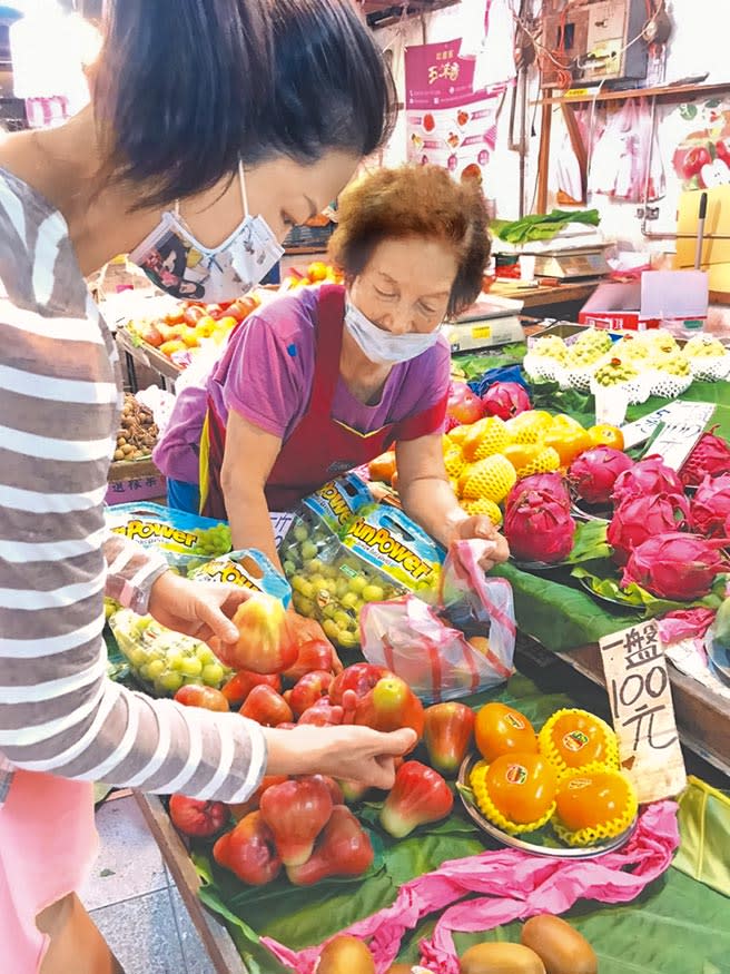 大陸暫停台灣釋迦及蓮霧輸入，農委會祭出10億農損基金強打內外銷，學者強調，原本銷陸的量不能回銷國內，否則恐影響其他水果。圖為民眾選購蓮霧。(陳俊吉攝)