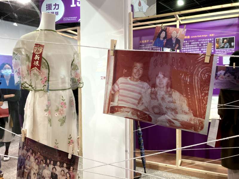 釋放台灣政治犯－海內外人權救援展：展覽顧問艾琳達與施明德結婚時身穿的婚紗，前方為艾琳達、施明德的合影。（鍾巧庭攝）