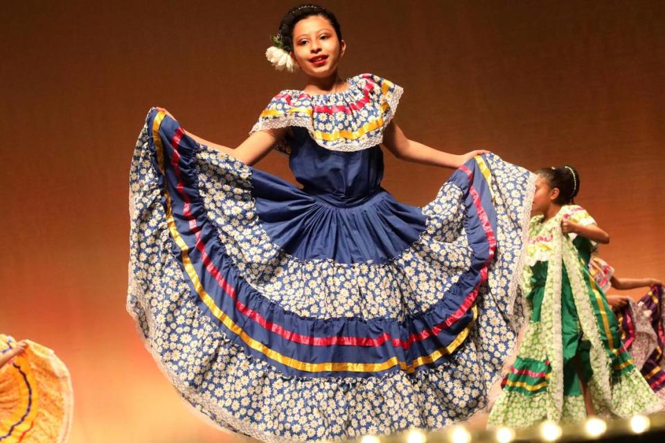 Estudiantes del Ballet Folclórico de la Escuela Orange Center en el escenario del Auditorio de la Escuela Roosevelt en Fresno, durante el festival México Mágico el primero de abril del 2023.