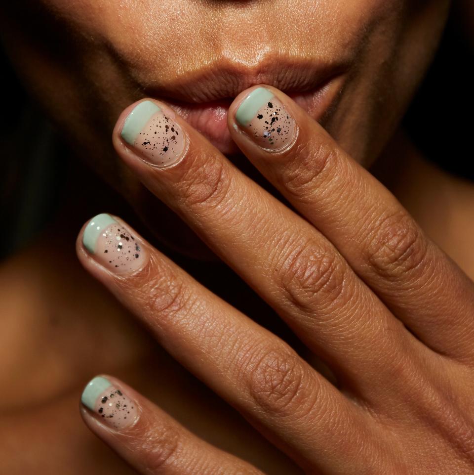 <strong>Sparkly Mint French Manicure</strong>