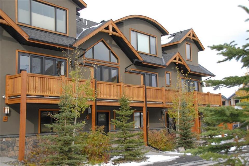 <p><a rel="nofollow noopener" href="https://www.zoocasa.com/south-canmore-canmore-ab-real-estate/5640484-4-6th-511-av-south-canmore-canmore-ab-t1w2l5-c4210377" target="_blank" data-ylk="slk:511 6 Street, Canmore, Alta.;elm:context_link;itc:0;sec:content-canvas" class="link ">511 6 Street, Canmore, Alta.</a><br>Location: Canmore, Alberta<br>List Price: $989,900<br>(Photo: Zoocasa) </p>