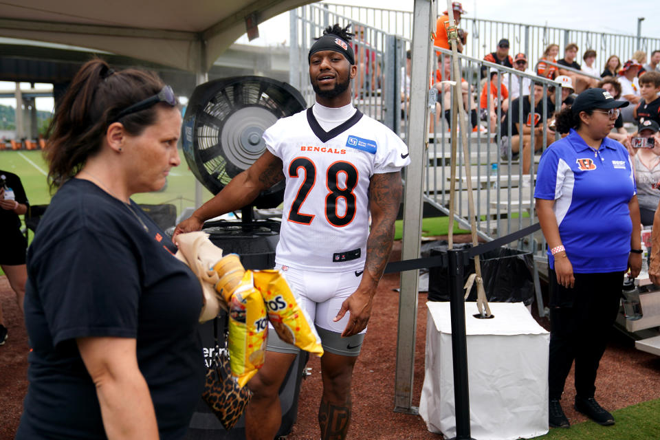 Jul 28, 2023; Cincinnati, Ohio, USA; Cincinnati Bengals running back <a class="link " href="https://sports.yahoo.com/nfl/players/30161" data-i13n="sec:content-canvas;subsec:anchor_text;elm:context_link" data-ylk="slk:Joe Mixon;sec:content-canvas;subsec:anchor_text;elm:context_link;itc:0">Joe Mixon</a> (28) stays cool in front a water-misting fan in the fan section during training camp at the practice fields next to Paycor Stadium. Mandatory Credit: Kareem Elgazzar/The Cincinnati Enquirer-USA TODAY Sports