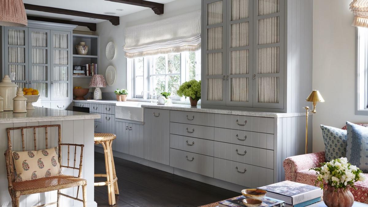 Light Cabinet Finish on Oak - Diamond Cabinetry