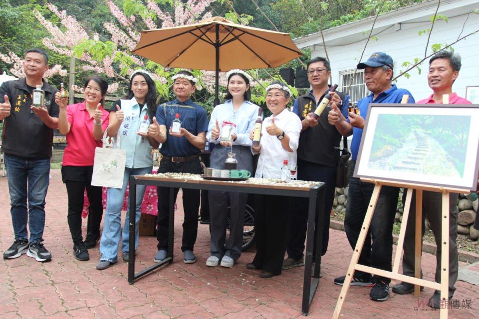 ▲桐聚心花開桐花祭活動，除讓遊客來賞花休閒、體驗客家文化外，尚結合在地最香醇古坑台灣咖啡產業。（圖/記者簡勇鵬攝.2024.04.10）文化觀光處長陳璧君指出，近年由縣府和公所共同努力下，在草嶺、石壁地區縣道的整治，以及周邊景點步道的規畫，讓古坑的觀光資源更為豐沛，除了參與季節限定的雲林賞桐活動，古坑鄉內更有許多不容錯過的活動與景點，4月19日至4月28日草嶺石壁「竹博覽會」，體驗竹林的療癒力。4月13至6月9日來去華山大埔草嶺石壁探訪螢火蟲，體驗「漫遊螢林 螢光夜讀」。其他還有萬年峽谷、雲嶺之丘、五元兩角、綠色隧道、華山休閒農業區、劍湖山、永光故事屋、拼圖公園(古坑哈比屋)等，都是無數遊客指名的必去景點，讓到訪者體驗古坑的多變之處；更多活動詳情請搜尋「古坑鄉公所」及「雲林縣政府文化觀光處」臉書查詢。