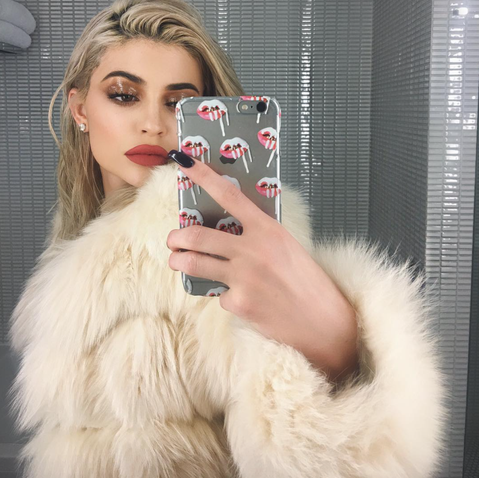 Glossy Eyes - daran kommen Beauty-Fans diesen Herbst/Winter nicht vorbei. Kylie Jenner trägt den coolen Wet-Look-Eyeshadow in angesagten Schokobraun. (Bild: Instagram/kyliejenner)