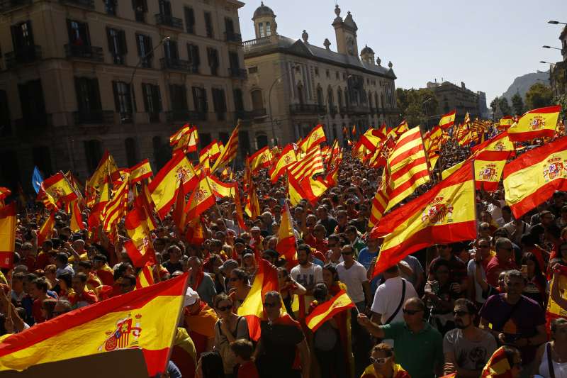 反對加泰隆尼亞獨立的民眾8日在巴賽隆納走上街頭抗議。（美聯社）