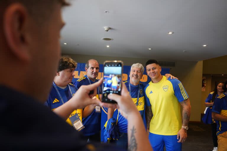 Los hinchas, junto con Marcos Rojo