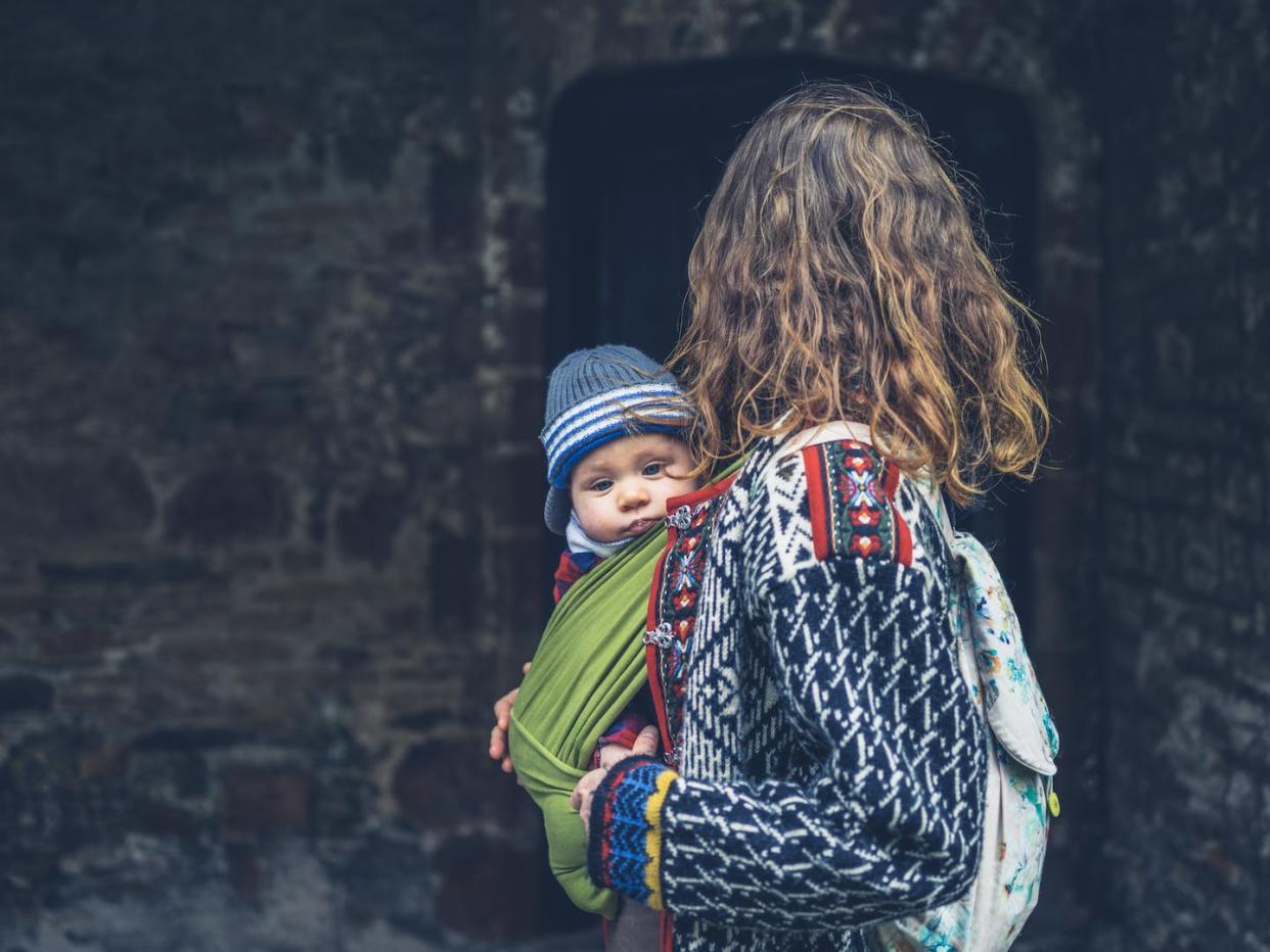 <a href="https://www.shutterstock.com/es/image-photo/young-mother-her-baby-carrier-sling-623706020" rel="nofollow noopener" target="_blank" data-ylk="slk:Lolostock/shutterstock;elm:context_link;itc:0;sec:content-canvas" class="link ">Lolostock/shutterstock</a>