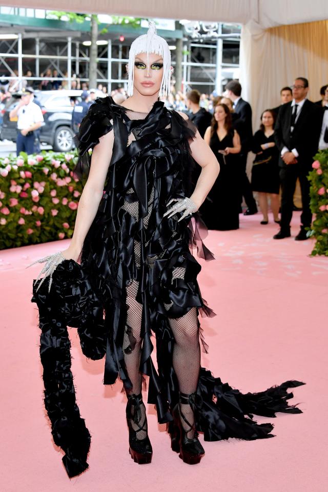 New York, USA. 2nd May, 2016. Marc Jacobs, Bette Midler, Sophie Von  Haselberg, and guest attend the Manus x Machina Fashion in an Age of  Technology Costume Institute Gala at the Metropolitan