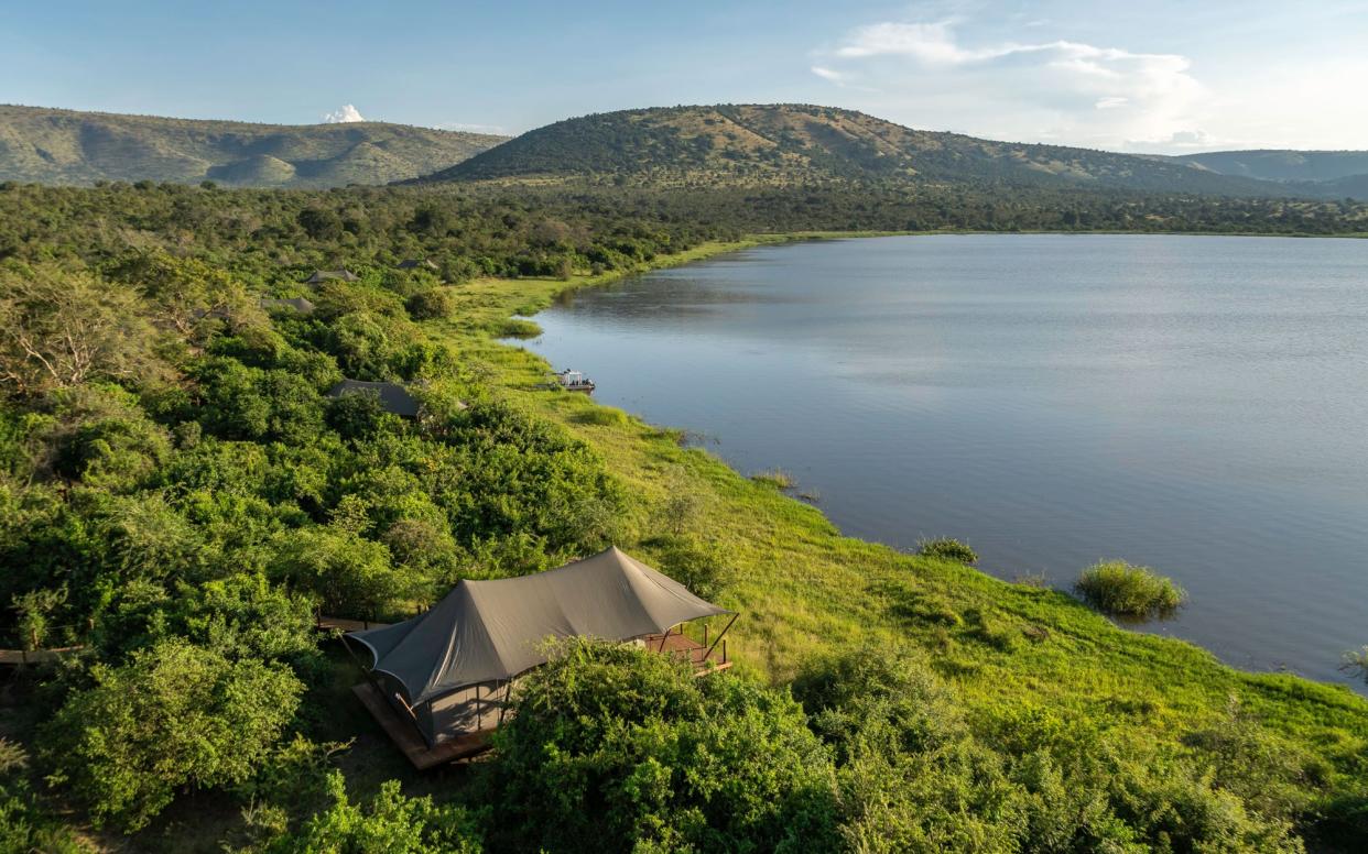 Game drives, lake views and cocktails make the experience at Magashi, Rwanda's newest safari camp - www.photosafari-africa.net