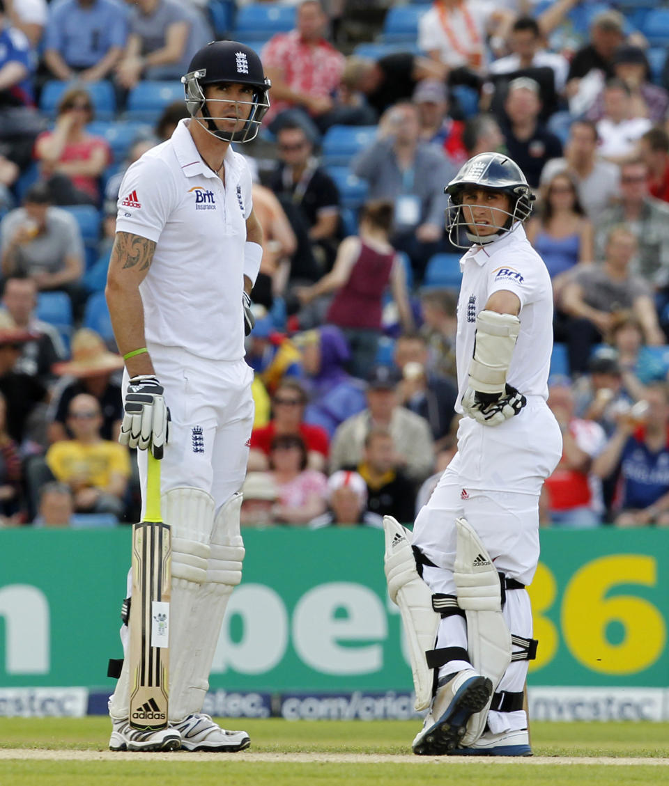 England's Kevin Pietersen (L) speaks with teammate James Taylor between overs on day 3 of the second international test cricket match between England and South Africa at the Headingley Carnegie stadium.