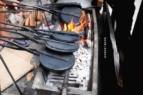 【金門離島食記】金門柴燒火烤古早味蛋捲 閩南式燒餅創始店 莒光路 邱良功母節孝坊│金城鎮：傳統古法六十年傳承市場老味道～平價古早味鐵板手工蛋捲薄脆生香～還有地道香酥燒餅也不要錯過！