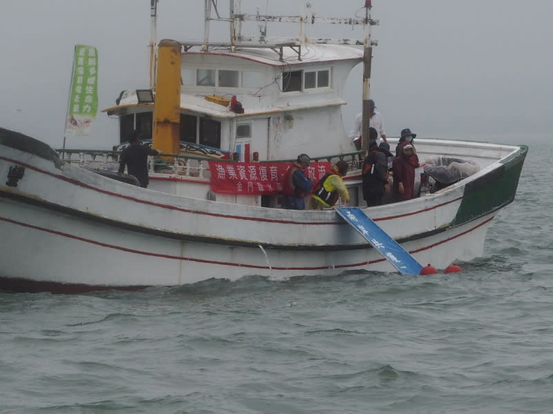 金廈聯合放流魚苗  盼海域永續繁榮 金門縣水產試驗所與廈門市海洋發展局6日舉辦兩岸 聯合魚苗放流活動，為金廈海域添入逾500萬尾經濟 魚苗，宣示「兩岸共護一片海」精神，盼金廈海域永 續繁榮。 （金門縣水產試驗所提供） 中央社記者張已亷傳真  113年6月6日 