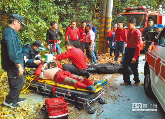 45歲韓國籍男子玩飛行傘，意外從100公尺的高空墜落，送醫不治。（潘建志翻攝）