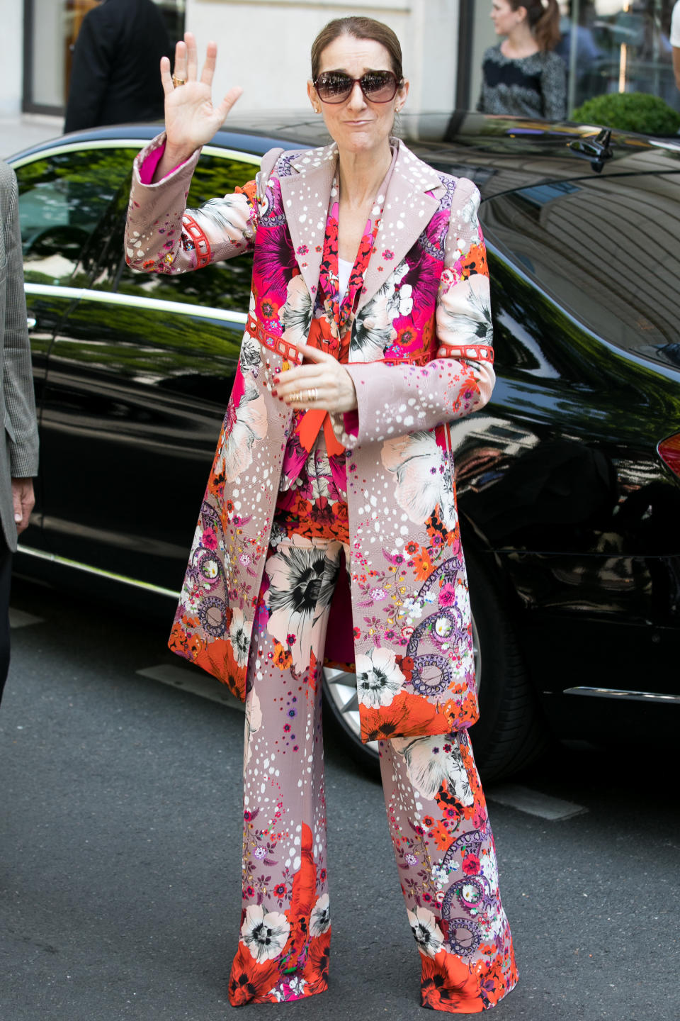 <p>La chanteuse avait opté pour un manteau à fleurs chic signé Gucci afin de ne pas prendre froid en juillet 2017. Un sac Dior assorti complétait le look haute couture. <em>[Photo: Getty]</em> </p>