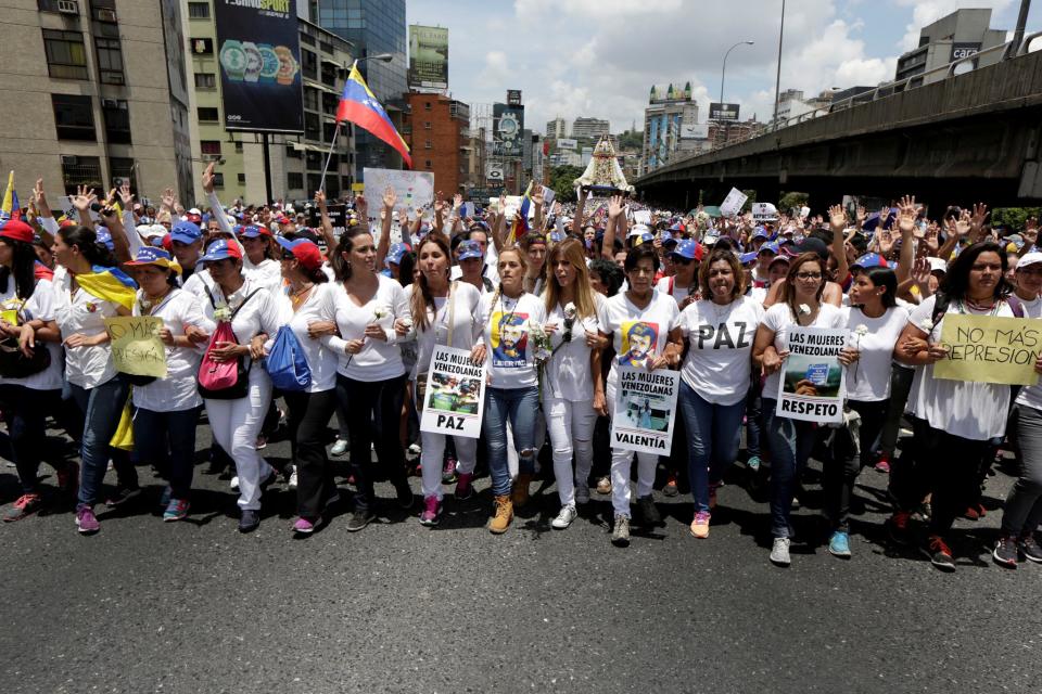 Miles de mujeres protestan “contra la represión”