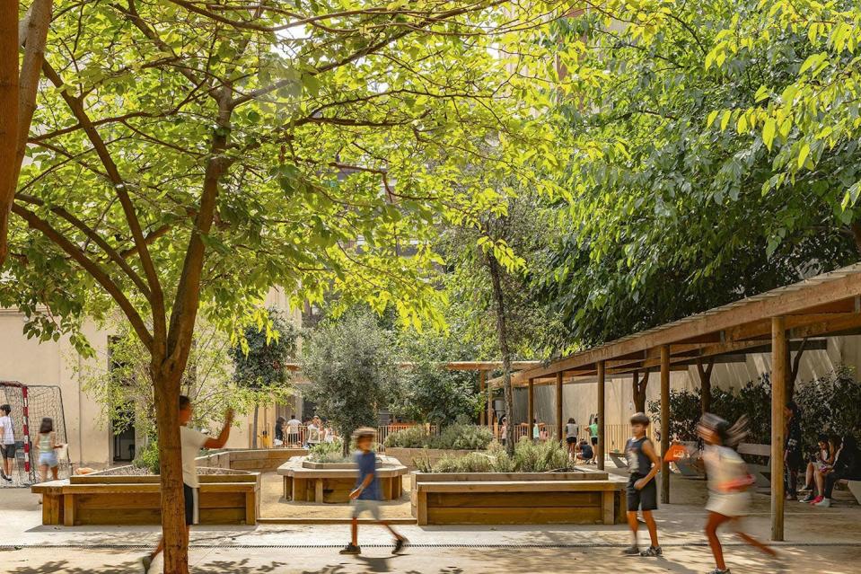 Varias escuelas de Barcelona se han convertido en refugios climáticos. <a href="https://www.barcelona.cat/surveyfotografic/es/proyecto/escola_llorers.html" rel="nofollow noopener" target="_blank" data-ylk="slk:Barcelona.cat;elm:context_link;itc:0;sec:content-canvas" class="link ">Barcelona.cat</a>