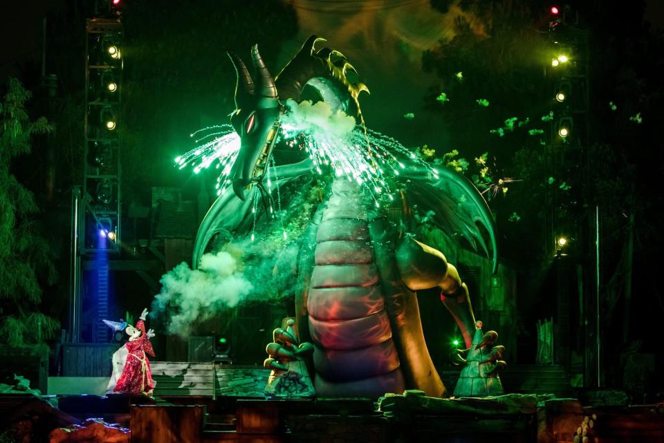 Watch Disneyland's Fantasmic dragon catch fire during live performance