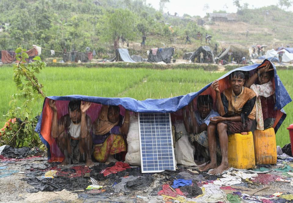 <p>Rohingya refugees protect themself from the rain in Bangladesh’s Balukhali refugee camp on Sept. 17, 2017. (Photo: Dominique Faget/AFP/Getty Images) </p>