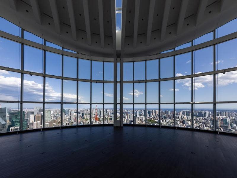 室內展望台「Tokyo City View」有11公尺高的全景玻璃帷幕，視野相當壯觀。（森大廈株式會社提供）