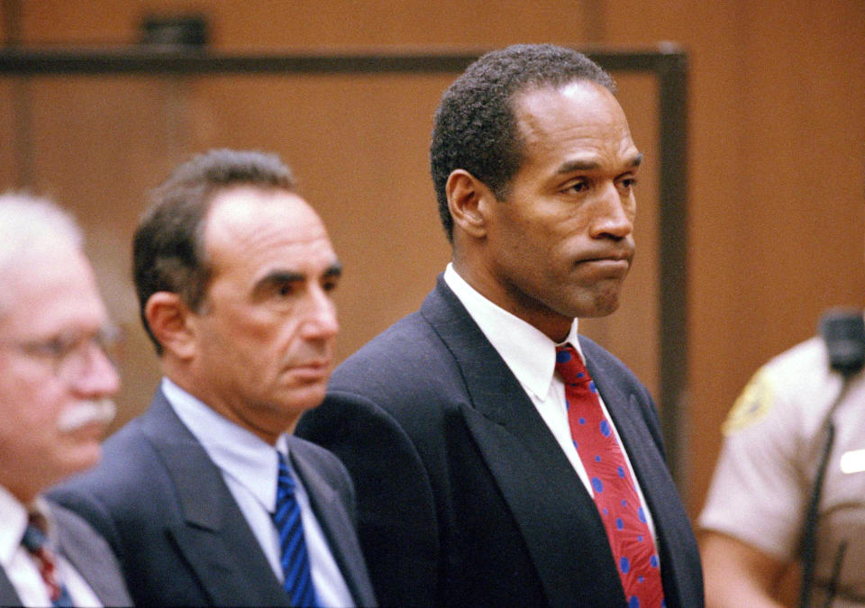 ARCHIVO - O.J. Simpson escucha a la jueza municipal Kathleen Kennedy-Powell al anunciar su decisión de enjuiciarle, el 8 de julio de 1994, por las muertes de su exposa Nicole Brown Simpson y Ronald Goldman. Simpson ha fallecido en Las Vegas. Tenía 76 años. (AP Foto/Eric Draper, Pool)