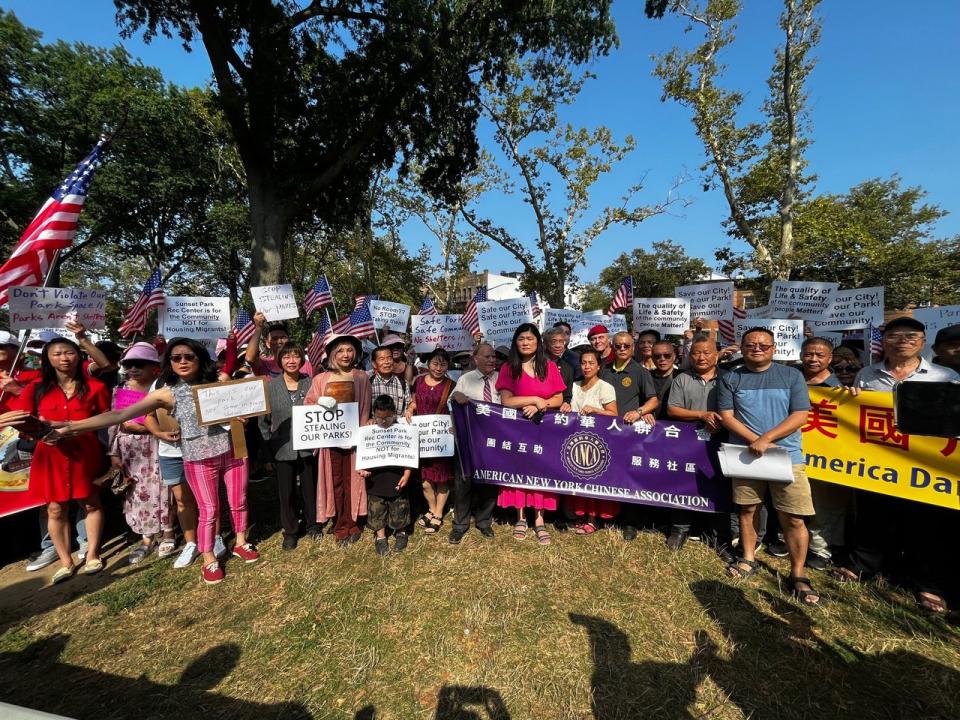 日落公園華社民眾集會，反對臨時難民庇護所。(記者胡聲橋 / 攝影)