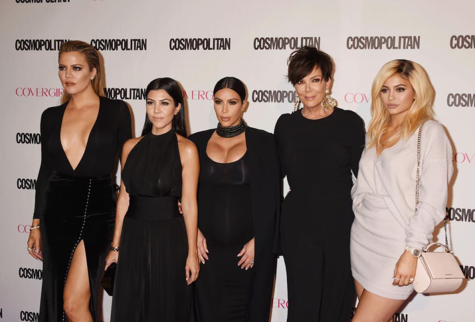 <p>Kris Jenner kommt auf sechs Kinder – und inzwischen sind vermutlich alle bekannter als ihre Mutter. Gemeinsam mit dem verstorbenen Robert Kadashian hat sie vier Kinder, mit Caitlyn Jenner (vormals Bruce Jenner) zwei. Hier ist sie mit ihren Töchtern Khloe, Kourtney, Kim und Kylie zu sehen.<br></p>
