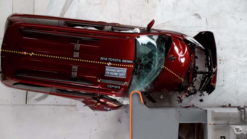 在這項測試過程中，Toyota Sienna當副駕駛座有乘客情況下，若發生碰撞很可能被入侵的外物傷到（圖片來源：https://www.youtube.com/watch?v=Ec7HimSSAXM）
