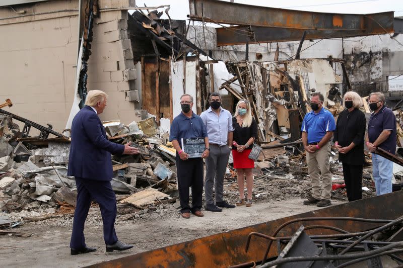 El presidente de Estados Unidos, Donald Trump, habla con empresarios locales mientras examina los daños a un negocio de Kenosha, tras las recientes protestas contra la brutalidad policial y la injusticia racial y la consiguiente violencia luego de que un agente de policía en Kenosha acribilló a Jacob Blake, Wisconsin, Estados Unidos.