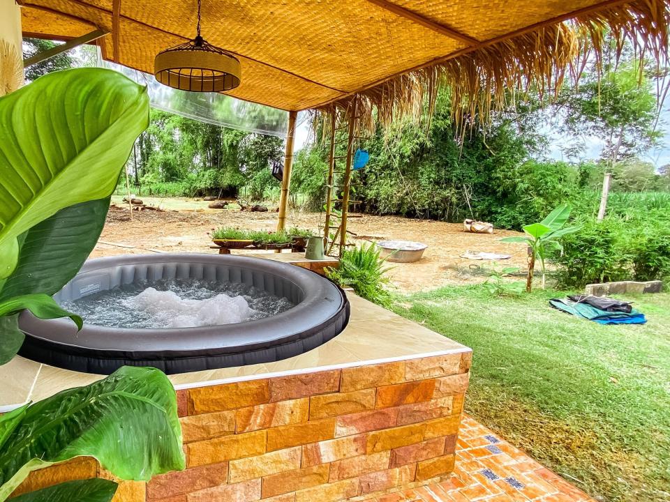 Das Paar hat einen Mini-Jacuzzi mit Blick auf die Farm. - Copyright: Ryan and Damo/Life in Rural Thailand