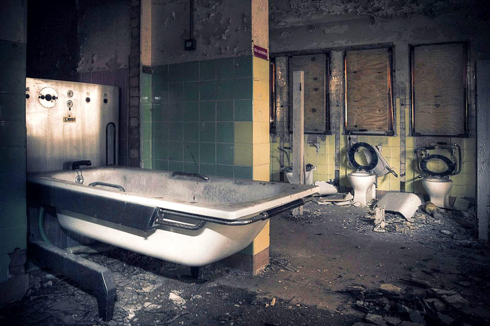 <p>One of the bathrooms at Rauceby, an abandoned mental asylum in Lincolnshire. (Photo: Simon Robson/Caters News) </p>