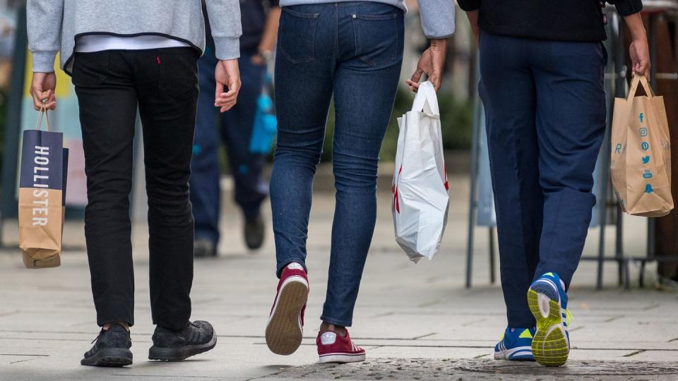 Junge Erwachsene achten beim Einkauf vor allem auf die Qualität und den Preis, so das Ergebnis einer Umfrage. Bemängelt wurde oft eine geringe Auswahl an nachhaltigen Produkten.